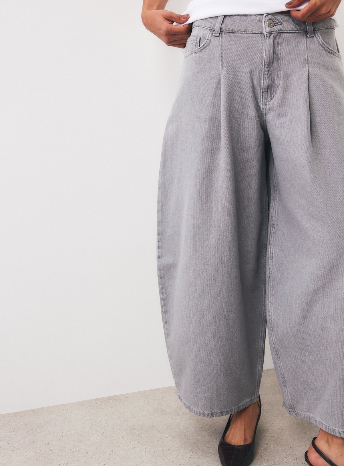 Light Grey Balloon Pleated Denim Jeans 14 - Image 1 thumbnail